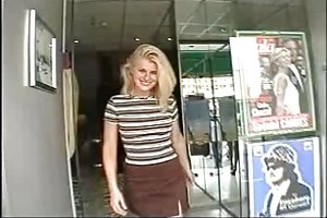 Giovane bionda si masturba artificiale membro davanti alla webcam
