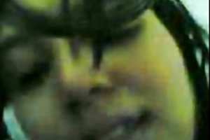 Snella ragazza ha organizzato sesso di gruppo con un amico e suo marito