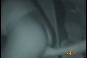 Bella ragazza accarezza le labbra in un luogo appartato del giardino