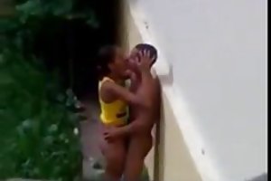 Si avventa sulla ragazza e mi costrinse a fare sesso